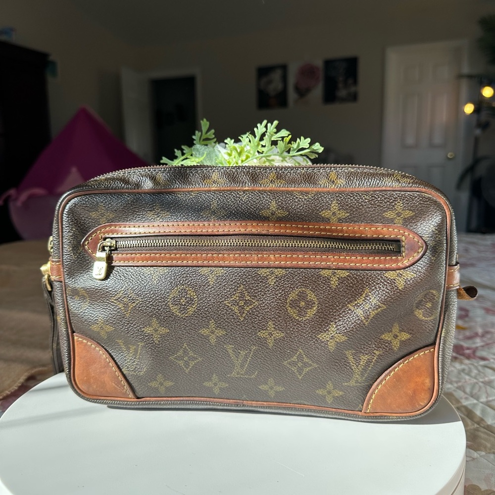 Authentic vintage LOUIS VUITTON
Monogram Pochette Marly Dragonne